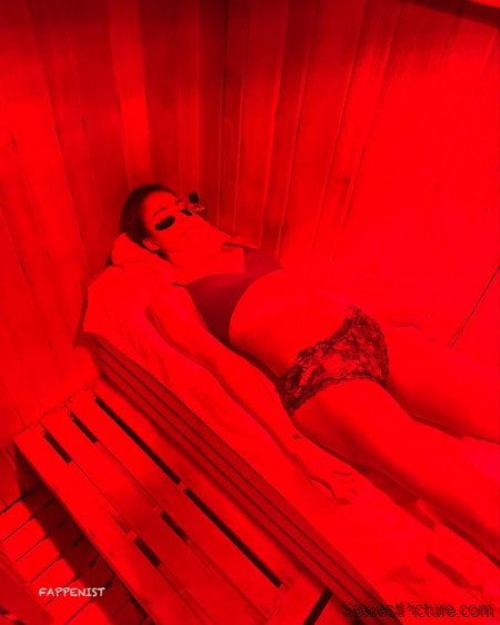 Jessica Alba Sexy in a Sauna
