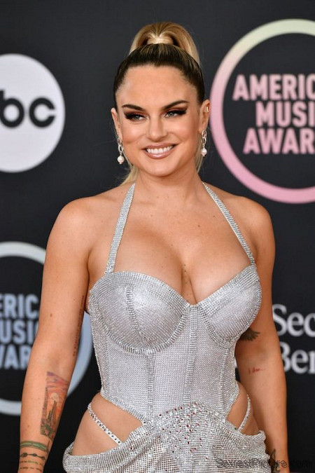 JoJo Levesque Braless Boobs