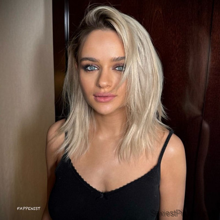 Joey King Sexy Blonde Tits