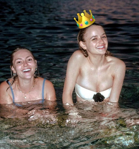Joey King Tits with AnnaSophia Robb