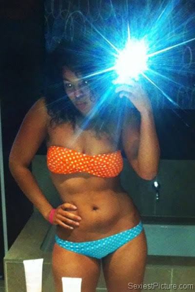 Jordin Sparks takes a cute selfie in a bikini