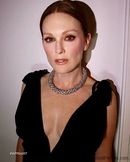 Julianne Moore Tits