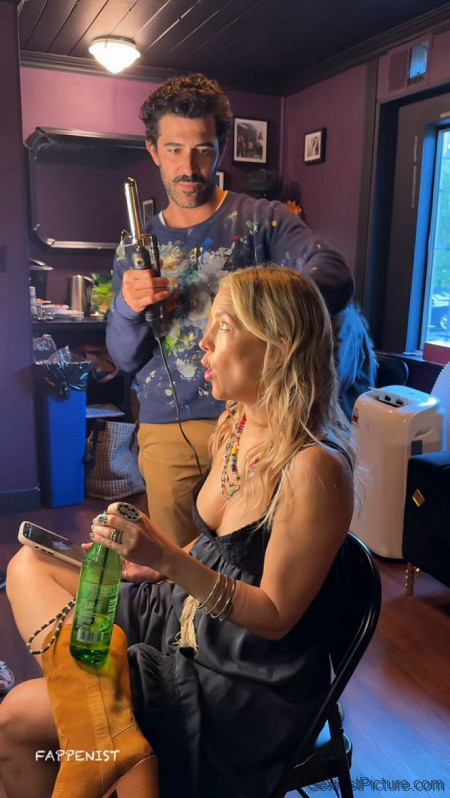 Kate Hudson Sexy Tits and Ass at The Roxy