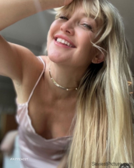 Kate Hudson Tits in a Nightgown