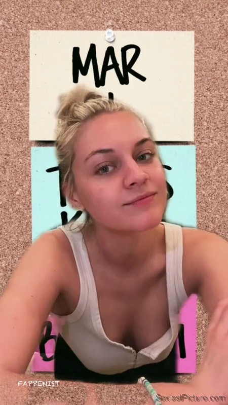 Kelsea Ballerini Tits