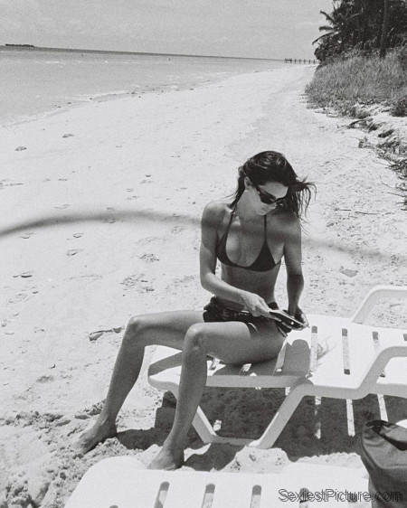 Kendall Jenner Sexy Bikini