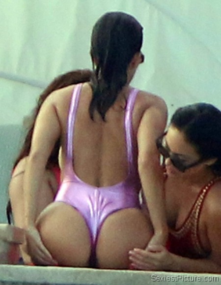 Kourtney Kardashian sexy ass booty