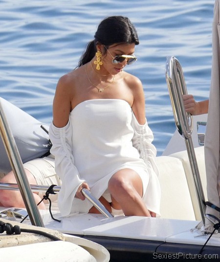 Kourtney Kardashian upskirt