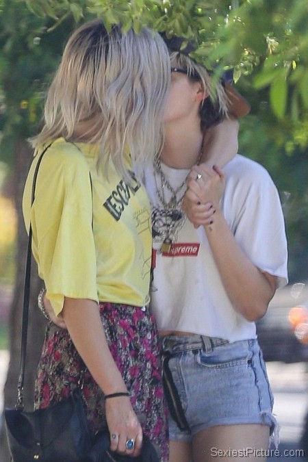 Kristen Stewart and Dylan Meyer Lesbian Kiss