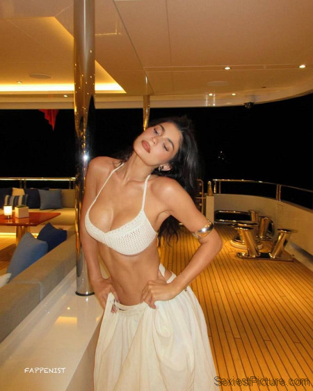 Kylie Jenner Big Tits New Pics