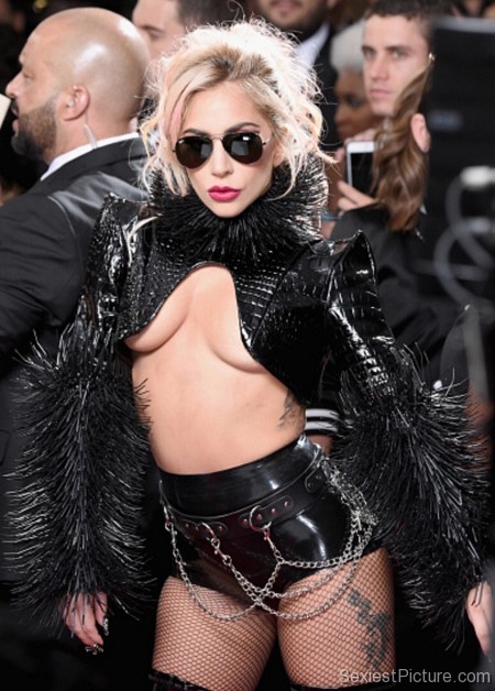 Lady Gaga Grammys 2017 red carpet revealing boobs