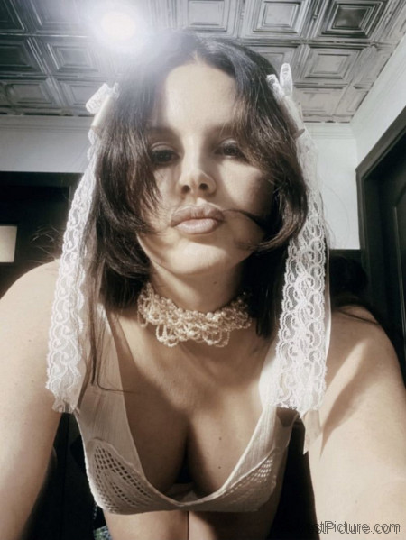 Lana Del Rey Braless Big Tits