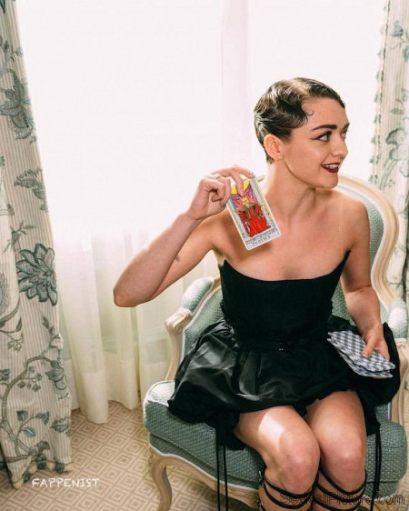 Maisie Williams Tits and Legs