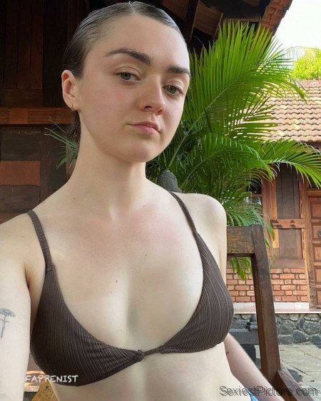 Maisie Williams Tits