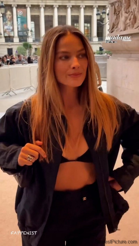 Margot Robbie Tits in Paris