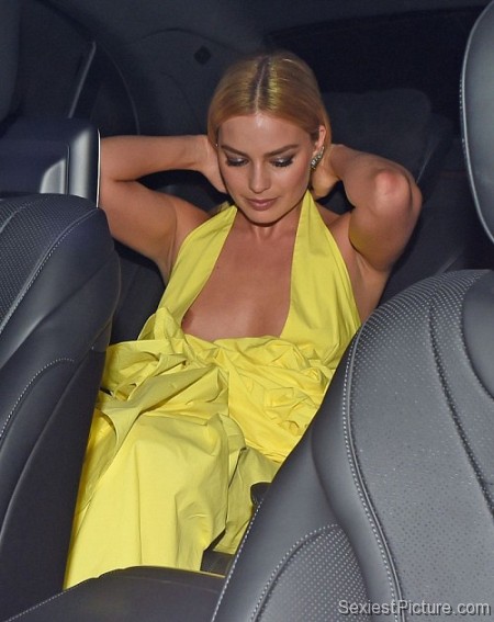 Margot Robbie nip slip tits boobs paparazzi