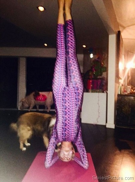 Miley Cyrus sexy flexible yoga poses Miley Cyrus sexy flexible yoga poses