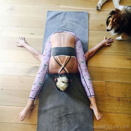 Miley Cyrus sexy flexible yoga poses