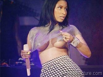 Nicki Minaj boobs on stage