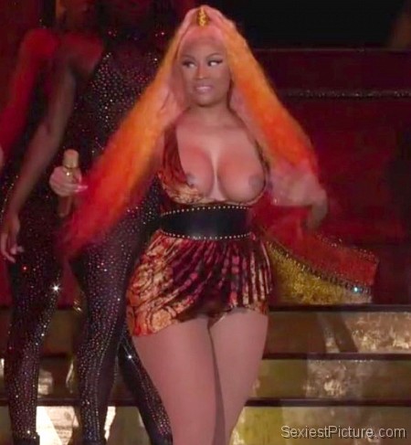 Nicki Minaj nip slip boobs flash on stage