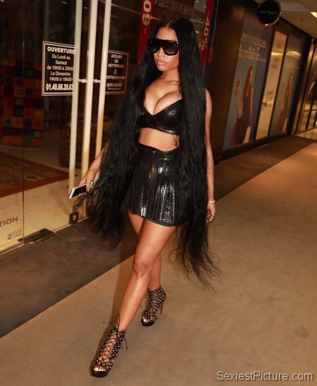 Nicki Minaj out in public looking sexy amazing cleavage