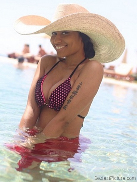 Nicki Minaj sexy bikini wet boobs big tits cleavage