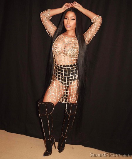 Nicki Minaj skimpy outfit for Paris concert
