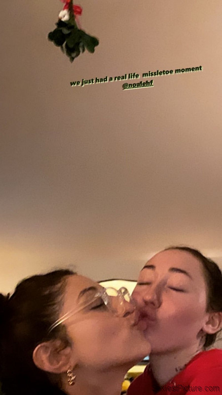 Noah Cyrus Lesbian Kiss