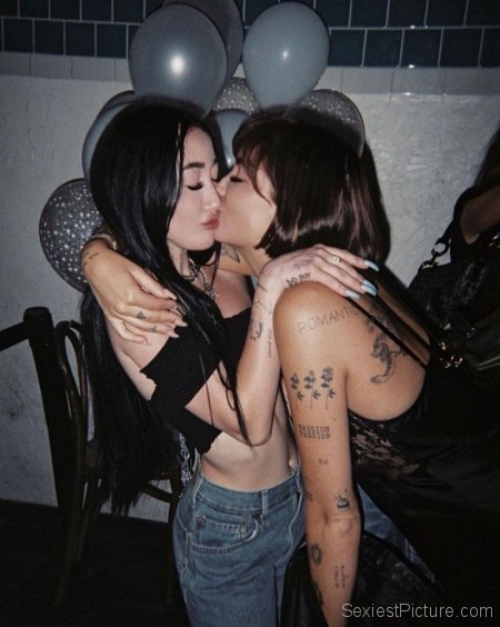 Noah Cyrus Lesbian Kiss