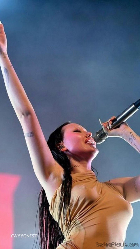 Noah Cyrus Nipples On Stage