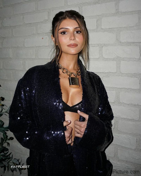 Olivia Jade Tits