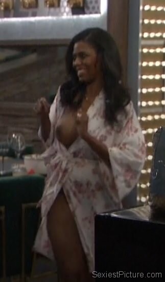 Omarosa nip slip boobs on Celebrity Big Brother 