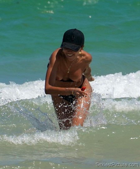 Patricia Contreras Nude Boobs Bikini Malfunction