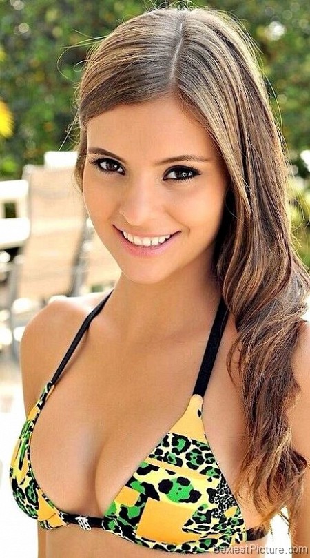 Perfect sexy teen babe brunette bikini big boobs eyes smile