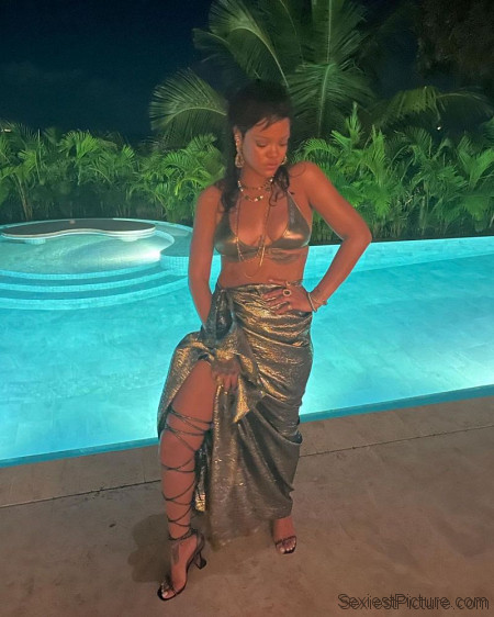 Rihanna Big Tits Cleavage