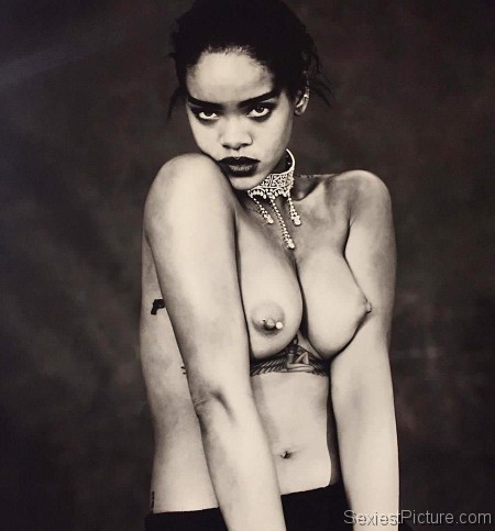 Rihanna nude boobs