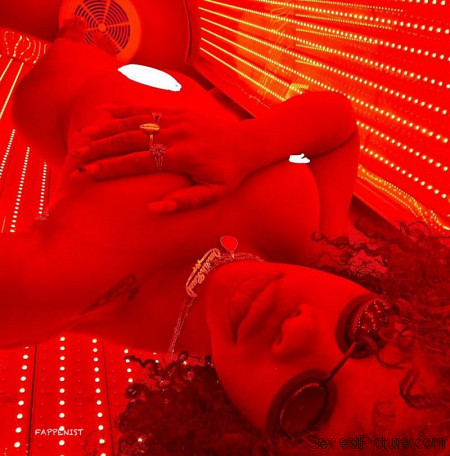 SZA Naked Tanning