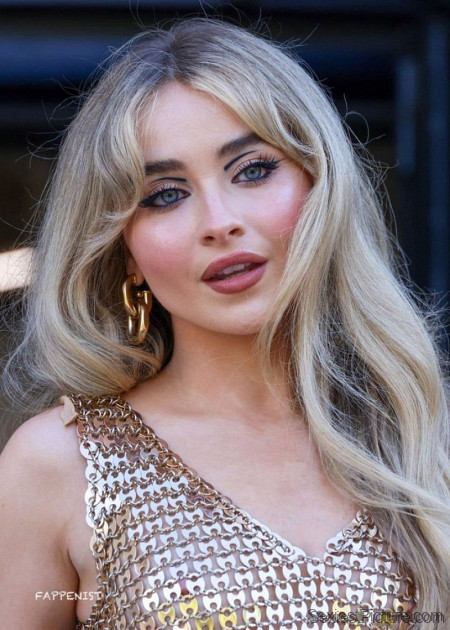 Sabrina Carpenter Nude Tits Nipples