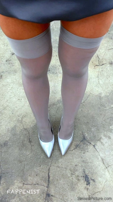 Sabrina Carpenter Sexy Legs