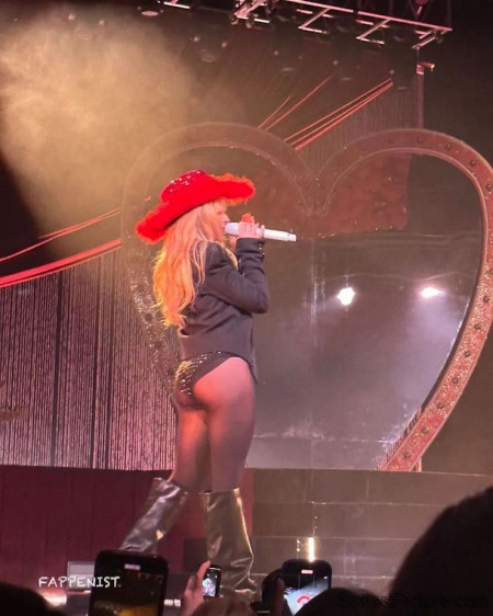 Sabrina Carpenter Sexy Tits and Ass On Stage