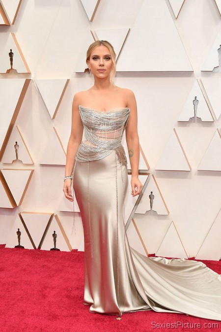 Scarlett Johansson Braless Boobs On The Red Carpet