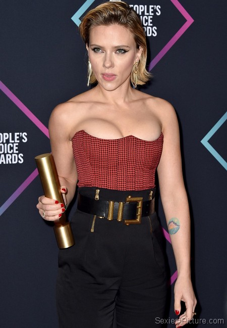 Scarlett Johansson sexy cleavage