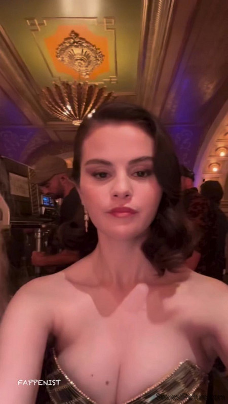 Selena Gomez Big Tits Selfies