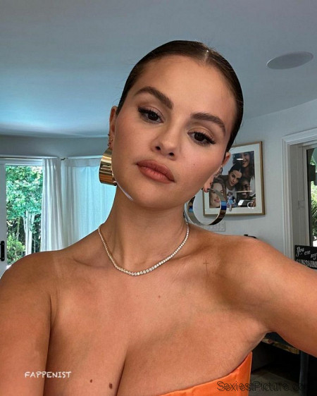 Selena Gomez Braless Big Tits Cleavage