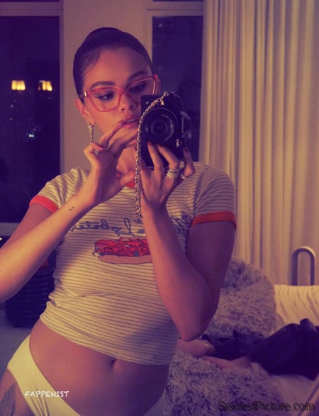 Selena Gomez Sexy Underwear Selfie