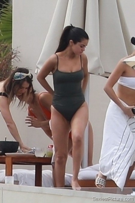 Selena Gomez sexy new bathing suit paparazzi photos