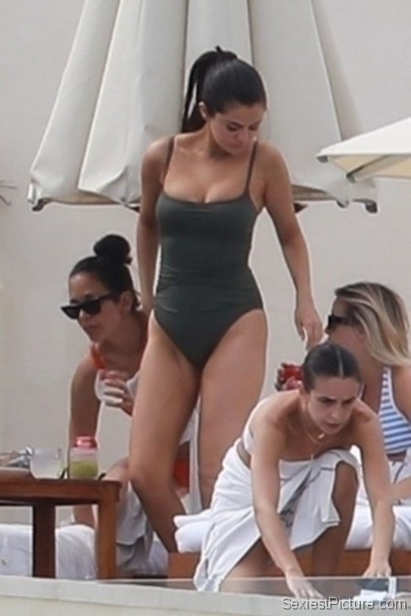 Selena Gomez sexy new bathing suit paparazzi photos