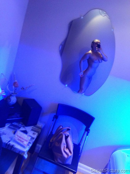 Seleziya Sparx nude selfie leaked