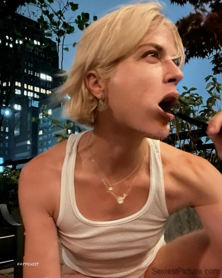 Selma Blair Big Tits Nipples Pokies