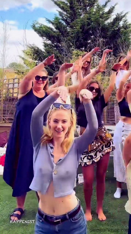 Sophie Turner Nipples